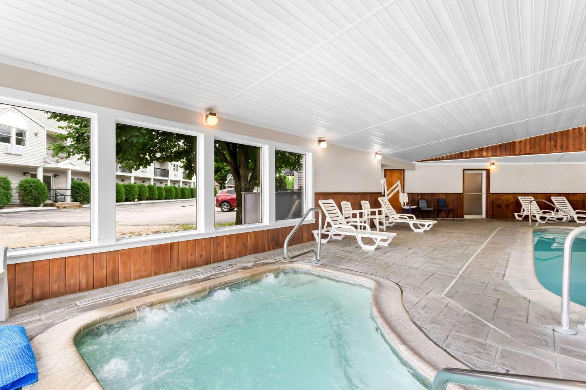 Rodeway Inn Gorham Exterior photo